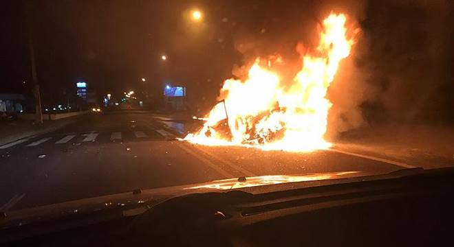 Motorista morre após carro colidir com caminhão e pegar fogo — © Reproduçao