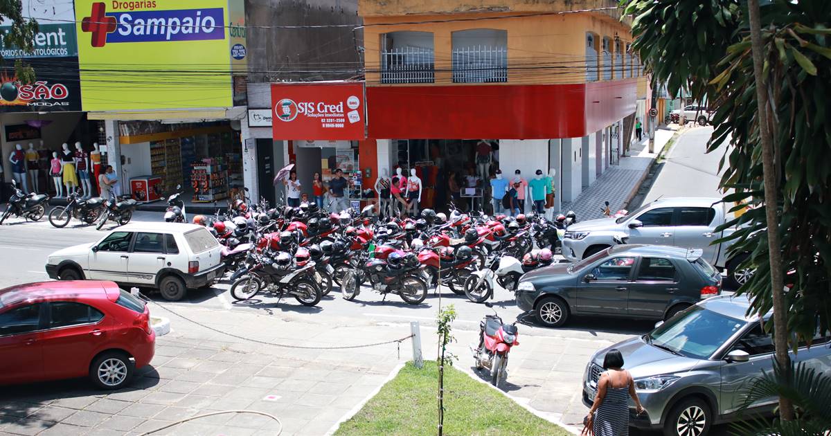 Os taxistas se concentraram em frente à prefeitura, no Centro — © Alyson Santos/BR104