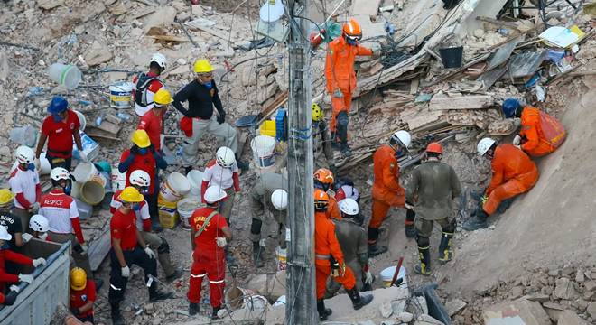 Sete pessoas foram resgatadas com vida e três morreram. Bombeiros ainda procuram sete desaparecidos na tragédia — © Camila Lima/SVM