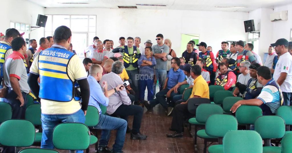 Taxistas e mototaxistas protestam em União contra implantação de aplicativo de ‘táxi’