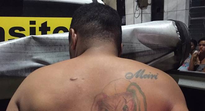 Um dos presos tem uma tatuagem de palhaço nas costas, que entre traficantes é associada a roubo e morte de policiais — © PC/AL