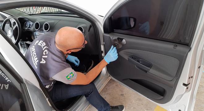 Vários fragmentos de impressões digitais foram colhidos no veículo usado pelos criminosos. Fotos cortesia IC — © Assessoria