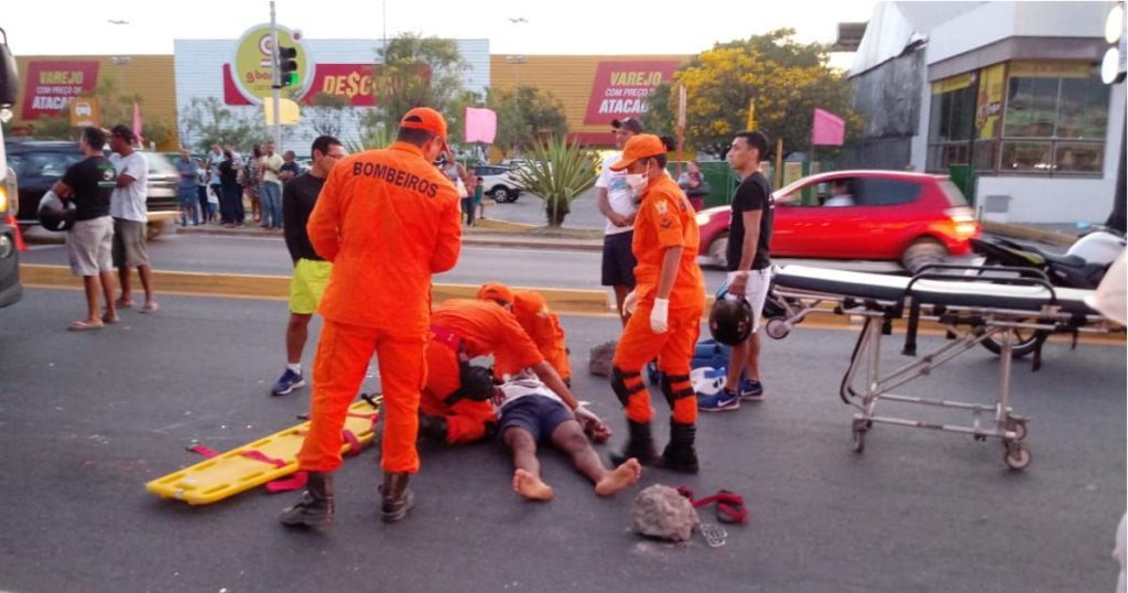Motociclista avança sinal vermelho e atinge jovem na  Via Expressa, em Maceió
