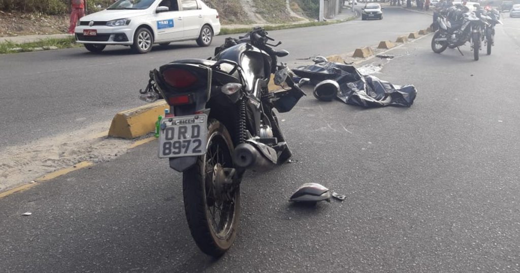 Jovem morre após cair de moto e ser atropelado por carro em Maceió