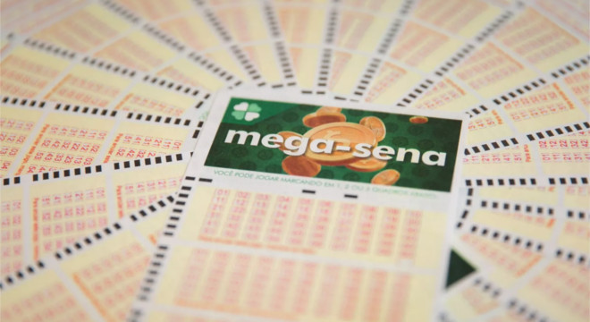 Aposta única da Mega-Sena custa R$ 4,50 e apostas podem ser feitas até às 19h — © Marcelo Brandt/G1