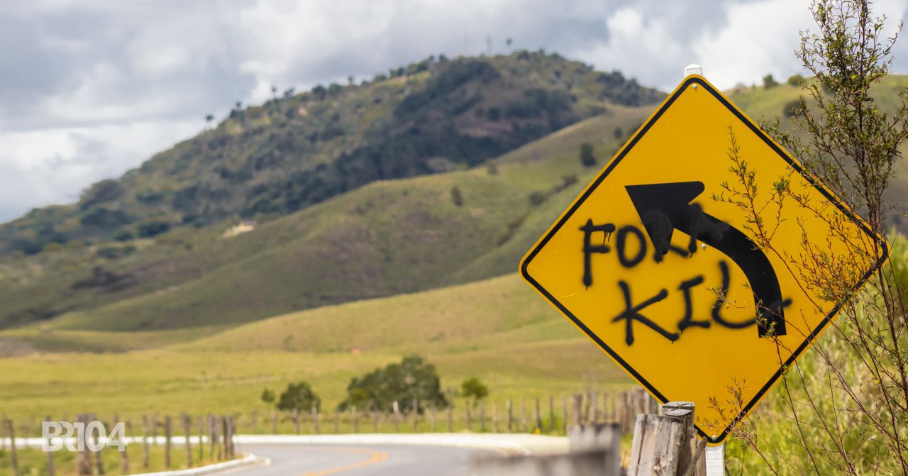 Autores deixaram pichações como forma de protesto espalhadas nas placas de sinalização da rodovia — © Alyson Santos/BR104