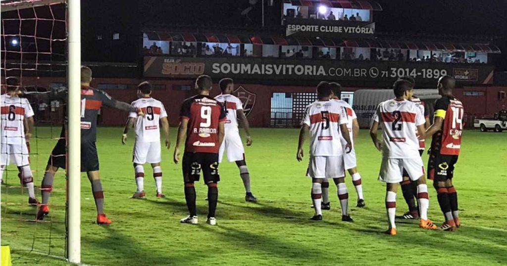 CRB empata com Vitória em 2 a 2 e causa polêmica com Léo Ceará