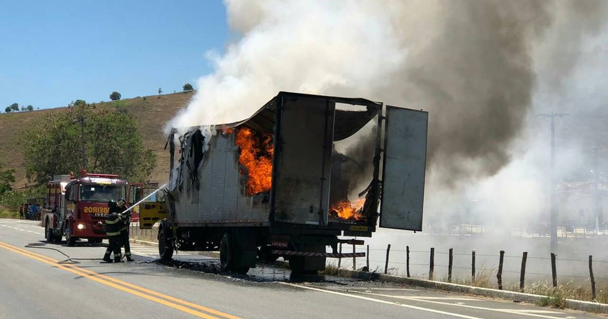 Caminhão baú pega fogo na BR-104 — © Cortesia ao BR104