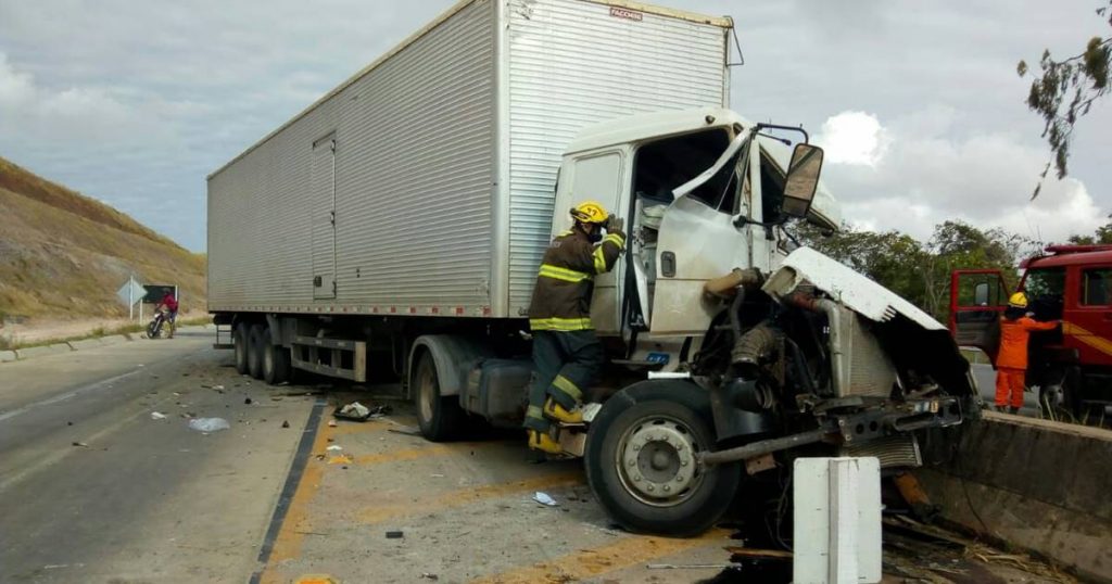 Carreta colide em mureta de proteção na BR-101 e motorista fica preso às ferragens