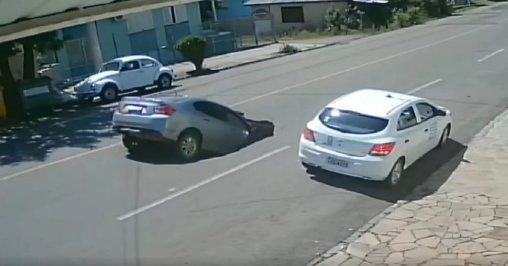 Vídeo: Carro é ‘engolido’ por cratera após asfalto ceder no RS
