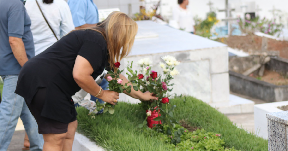 Famílias visitam túmulos de entes já falecidos — © Gustavo Lopes/BR104