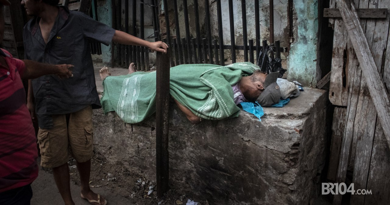 Homem foi encontrado morto em calçada — © Gustavo Lopes/BR104