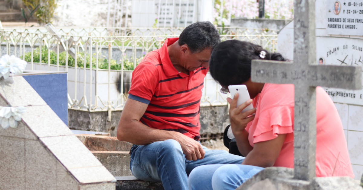 Manoel Termistocles de Barros foi visitar o túmulo da mãe, falecida há dez anos — © Gustavo Lopes/BR104
