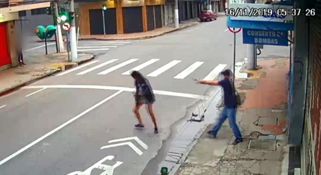 Vídeo: Homem mata moradora de rua após ela pedir R$ 1 para comprar pão