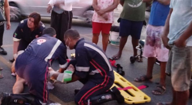 Motociclista avança sinal vermelho e atinge jovem na Via Expressa, em Maceió — © Reprodução 