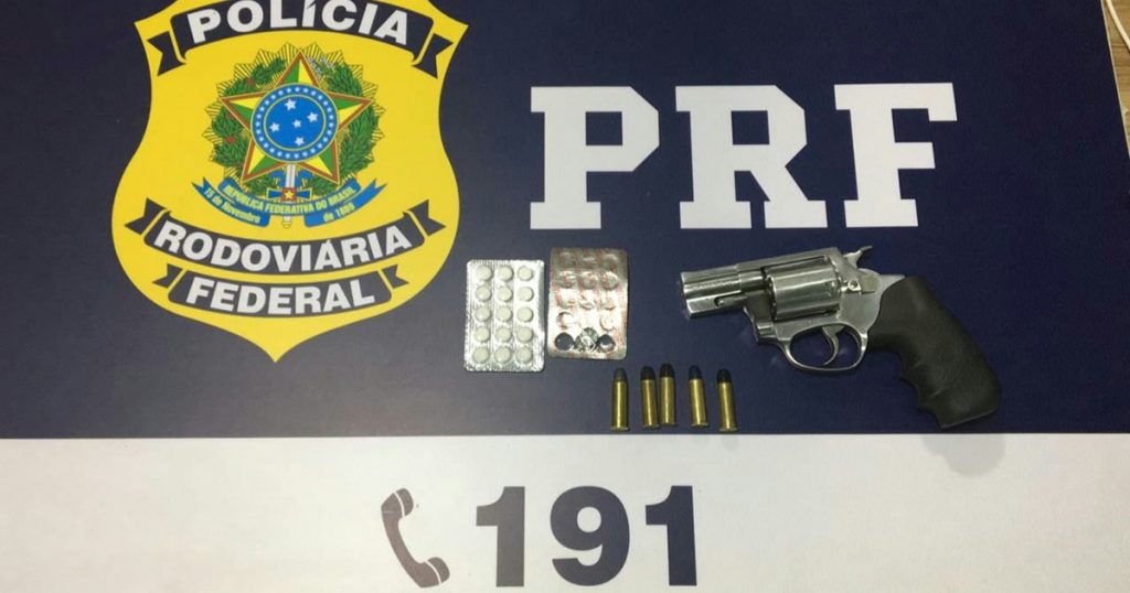 Motorista é preso pela PRF com ‘rebite’ e armado na BR-101