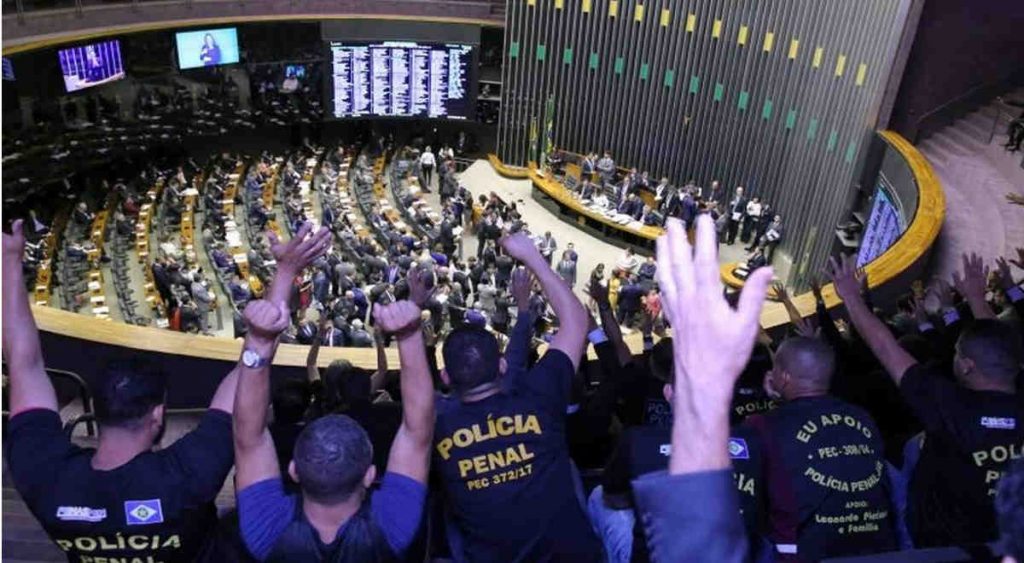 PEC aprovada no Senado dar aos agentes penitenciários status de polícia