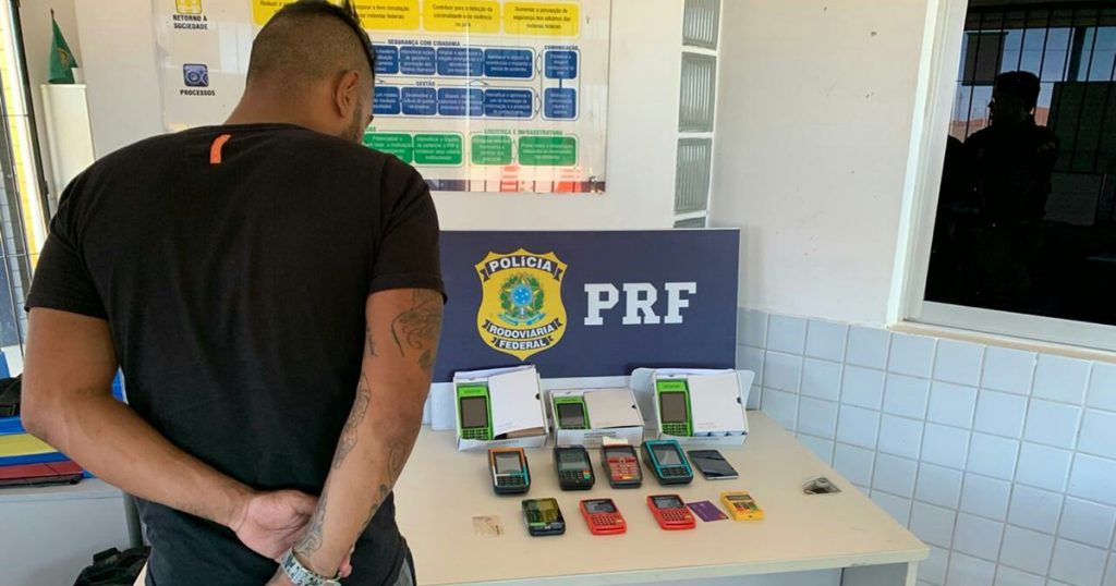 Passageiro de ônibus foi preso com 11 maquinetas e cartões de crédito — © Ascom/PRF