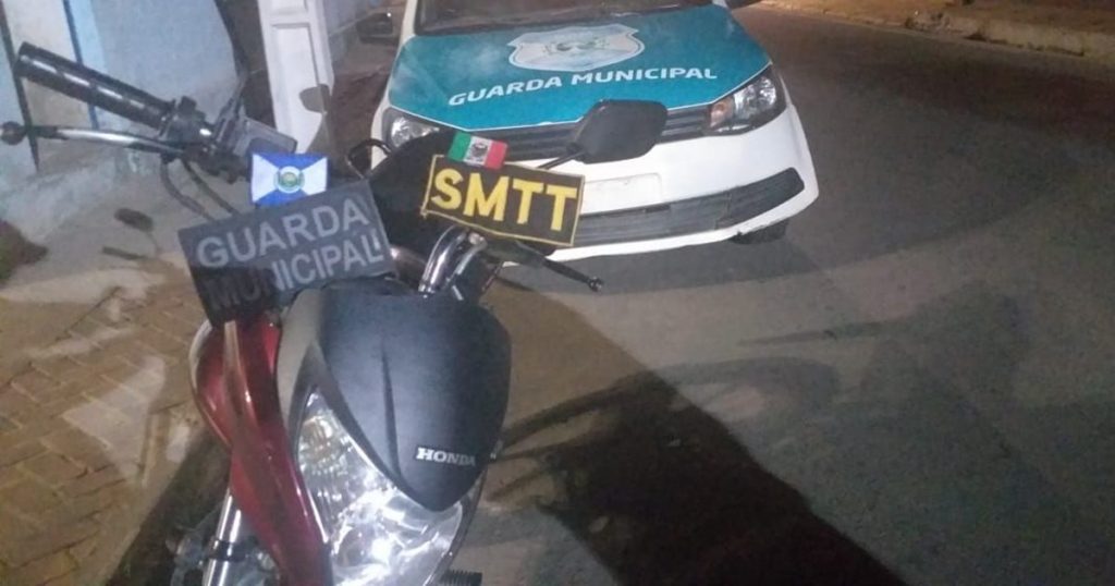 Moto roubada é encontrada em casa abandonada em Branquinha