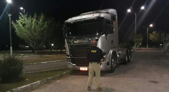 Veículo usava placas falsas e havia sido roubado em junho deste ano, na Bahia — © Ascom/PRF