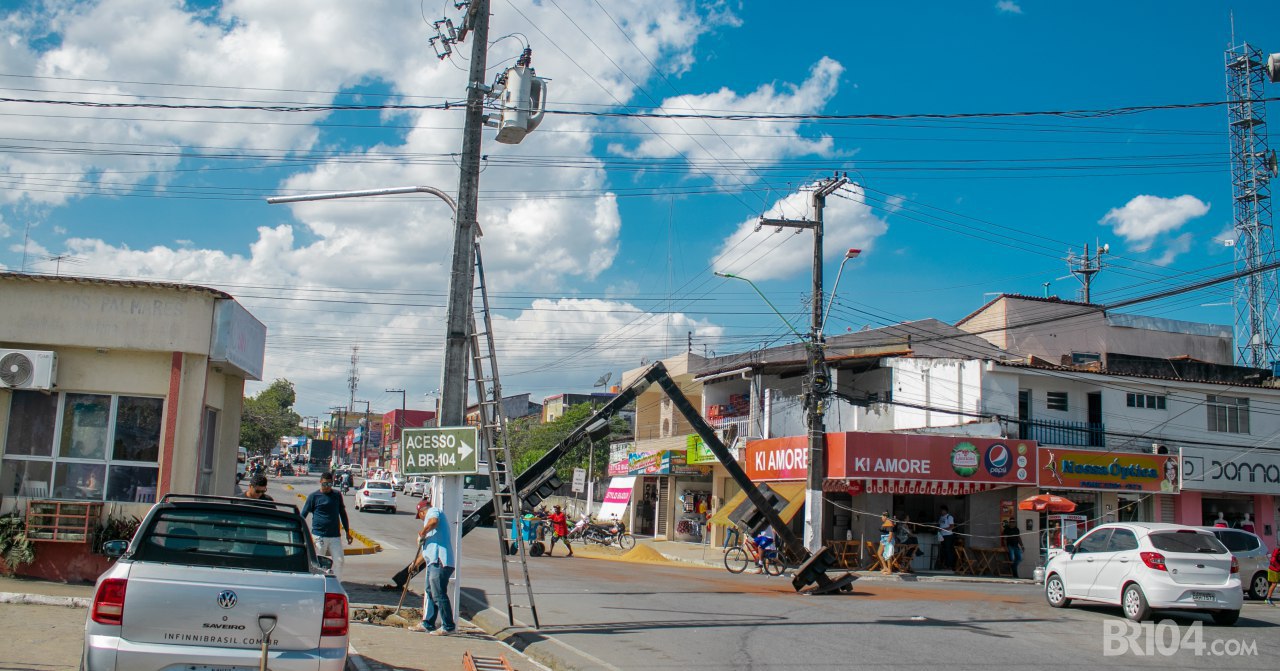 Semáforo cai em via movimentada de União dos Palmares — © Alysson Santos