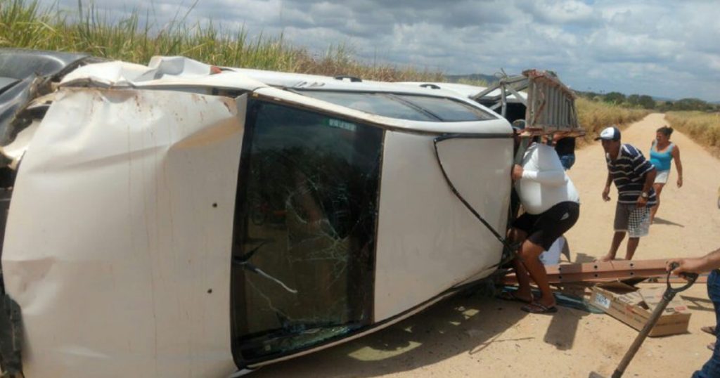 Capotamento de veículo deixa três pessoas feridas em União dos Palmares
