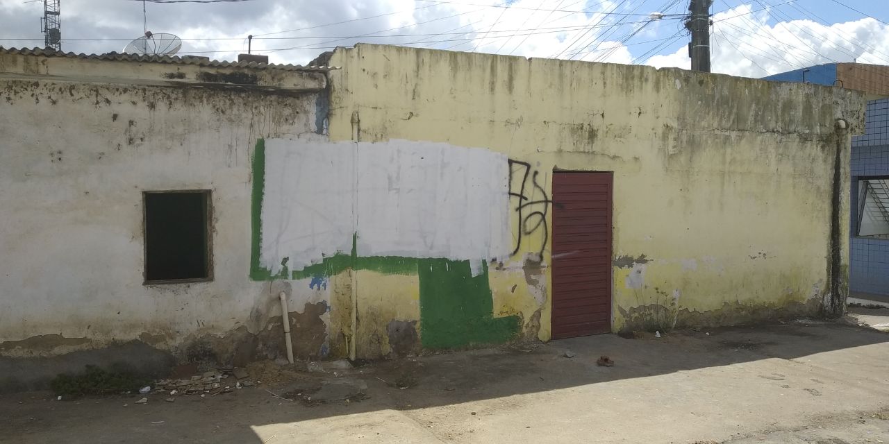 Autoria das pichações é desconhecida e foram apagadas ainda na manhã de hoje — © Gustavo Lopes/BR104