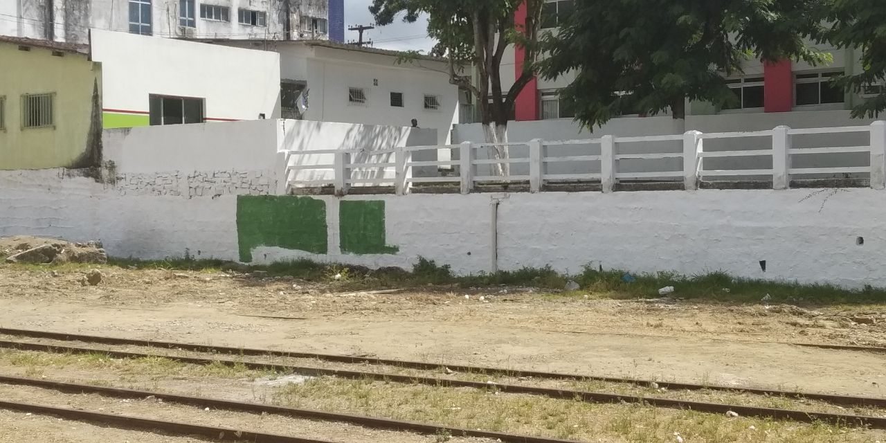 Autoria das pichações é desconhecida e foram apagadas ainda na manhã de hoje — © Gustavo Lopes/BR104