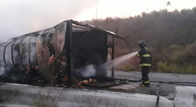 Trânsito na BR-101, em Messias, flui em meia pista após tombamento de carreta
