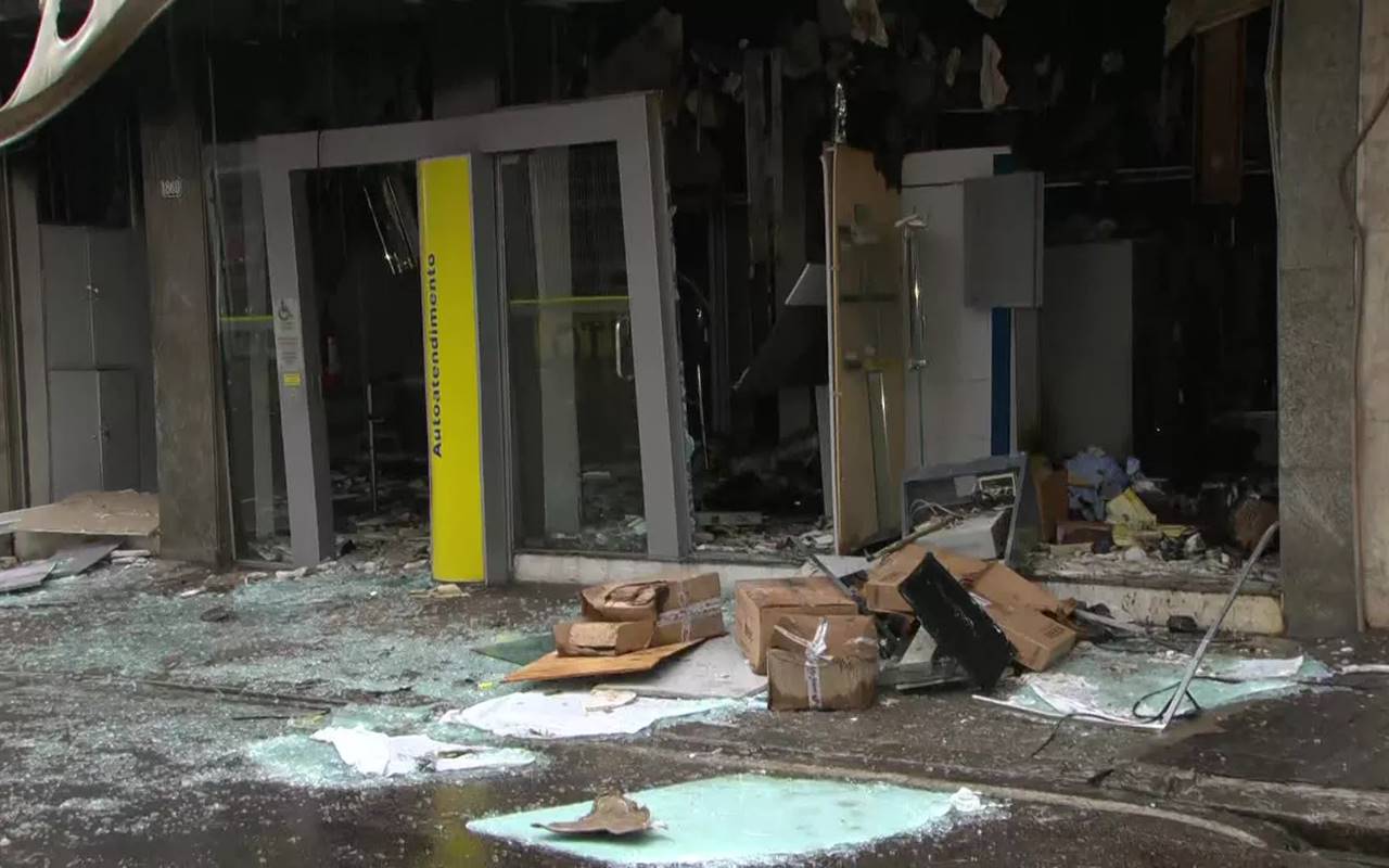 Agência bancária incendiada por criminosos em Mesquita — © Reprodução/TV Globo
