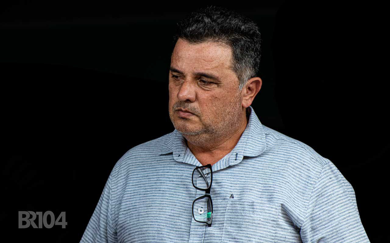 Prefeito descumpre promessa e contratados ficam sem salário