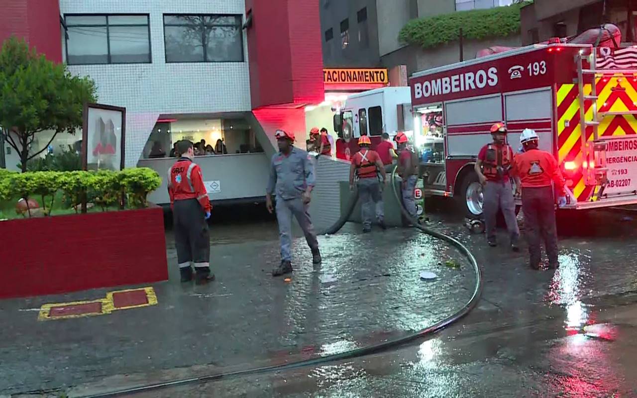 Bombeiros trabalham em prédio que ficou inundado pela chuva — © Reprodução/TV Globo 