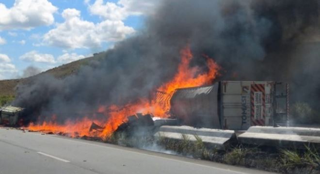 Após tombar, carreta carregada com chocolate pega fogo e deixa motorista ferido