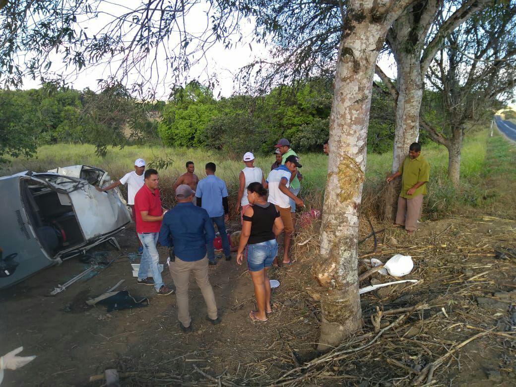 Carro capota e deixa dois feridos na BR-104 — © Cortesia