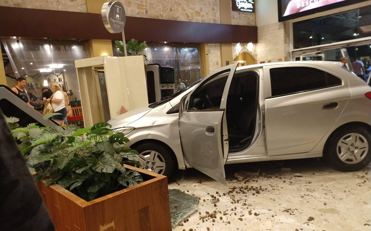 Carro invade Shopping Center Norte após motorista passar mal — Foto: Andrea Ronchi/Divulgação