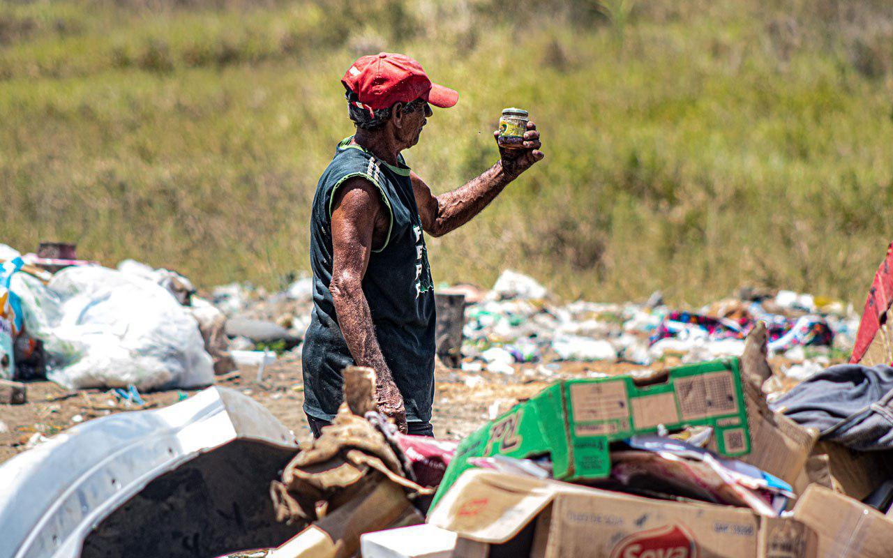 Catadores se arriscam em meio ao lixo — © Alyson Santos/BR104