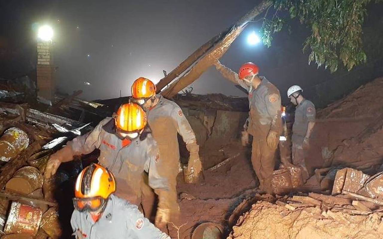 Deslizamento de terra em Campos do Jordão deixa quatro mortos — © Divulgação/Corpo de Bombeiros