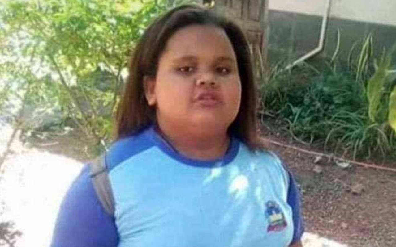 Criança morre engasgada com pirulito enquanto brincava no quintal de casa