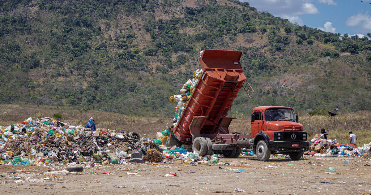 Montanha de lixo se acumula em área de transbordo — © Alyson Santos/BR104