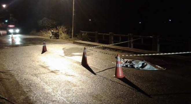 Motociclista morre após colidir em mureta de ponte sobre o Rio Manguaba — © Reprodução 