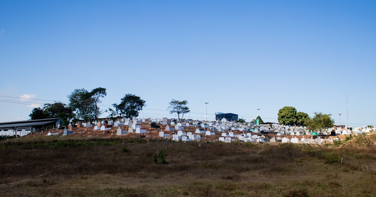 Nos fundos do cemitério não existe muro — © Alyson Santos/BR104