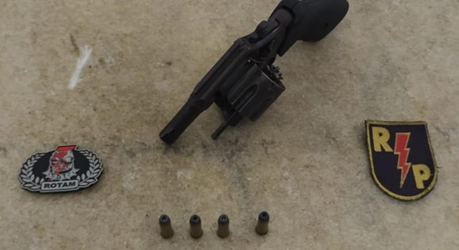 Revólver foi encontrado durante busca domiciliar — © PM/AL