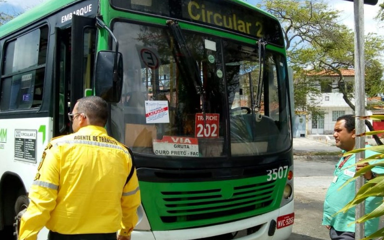 SMTT tira de circulação 15 ônibus irregulares em Maceió — © SMTT