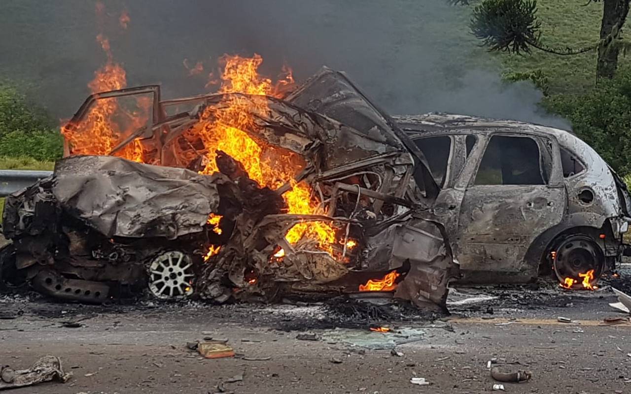 Veículos pegaram fogo após colisão com caminhões — © Divulgação/PRF