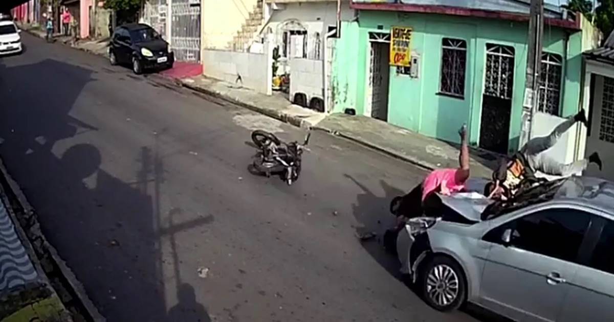 Vídeo mostra suspeitos 'voando' sobre carro após atropelamento — © Reprodução