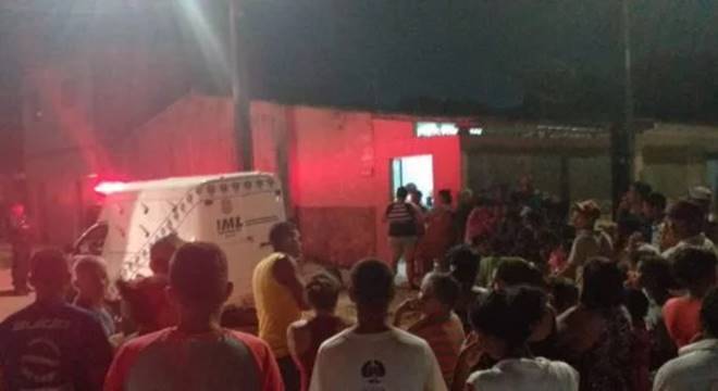 Vizinhos acionaram a polícia após testemunhar o crime — © Marcelo Moreno/TV Ponta Verde