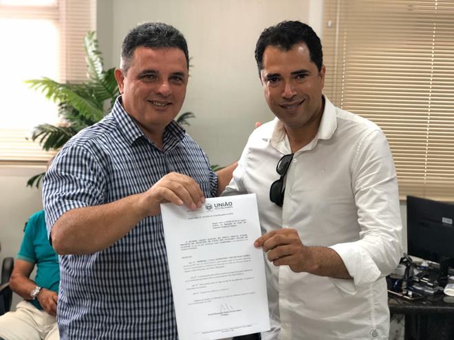 Prefeito Areski Freitas e Jandylson Vasconcelos, secretário de administração.