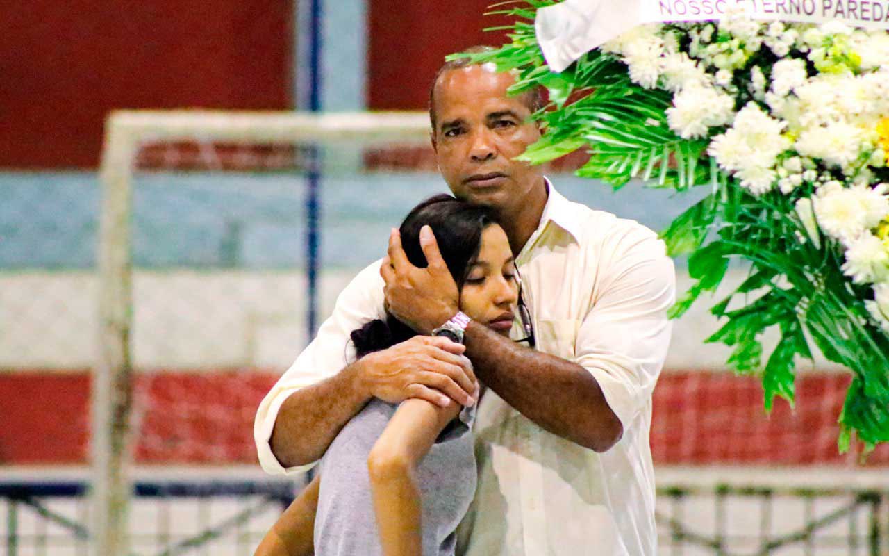 José Rosivaldo consolando a filha do goleiro Dias - Alysson Santos @BR104