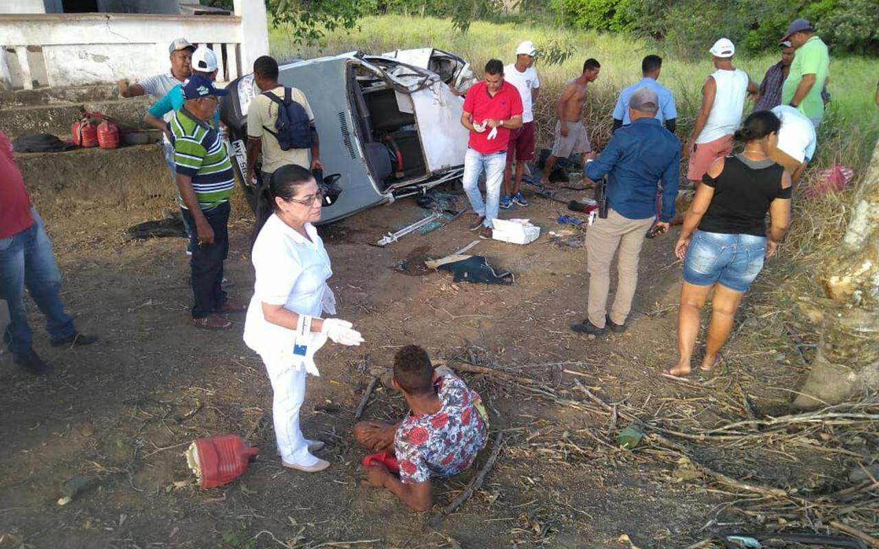 Carro capota e deixa quatro feridos na BR-104, em São José da Laje