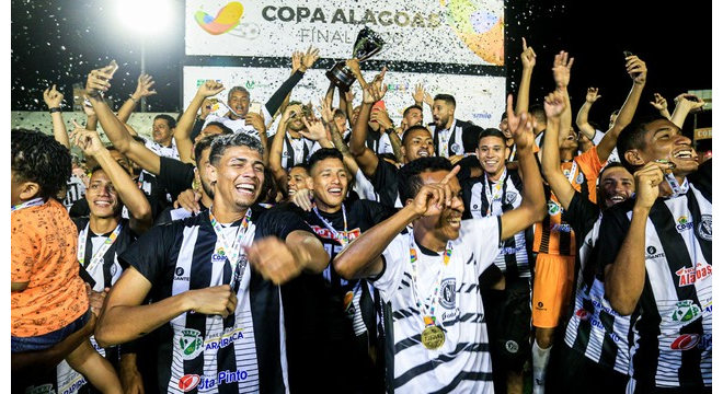 ASA no levanta a taça da Copa Alagoas — © Ailton Cruz